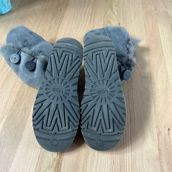 UGG sz7 Bailey Button Triplet grey boots - Picture 2 of 4